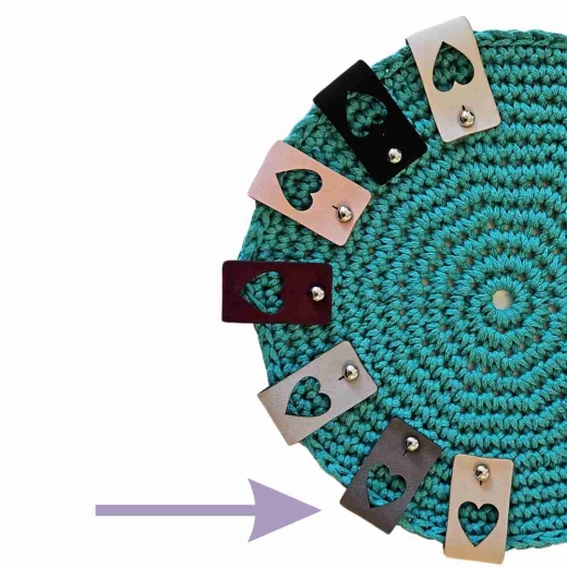 Label groß mit ausgestanztem Herz Farbe Grau