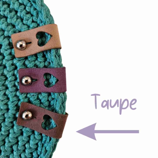 Pin oben Label klein mit ausgestanztem Herz – Farbe Taupe