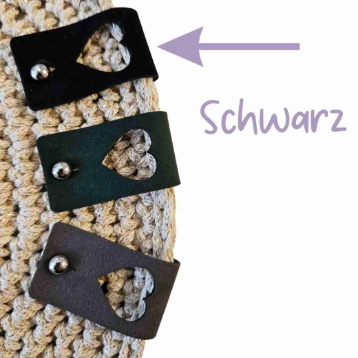Pin unten Label groß mit ausgestanztem Herz in der Farbe Schwarz
