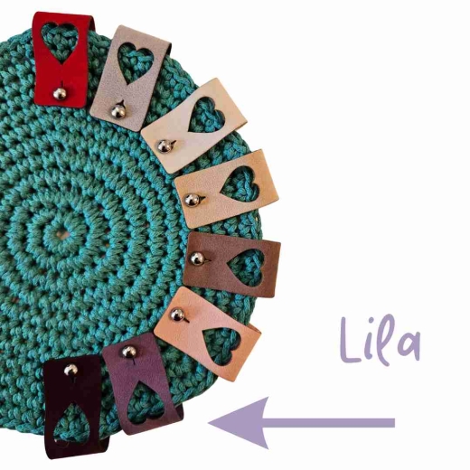 Pin unten Label groß mit ausgestanztem Herz in der Farbe Lila