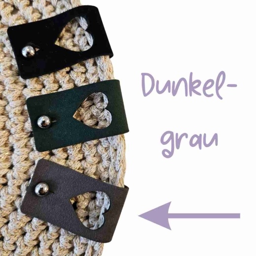 Pin unten Label groß mit ausgestanztem Herz in der Farbe Dunkelgrau