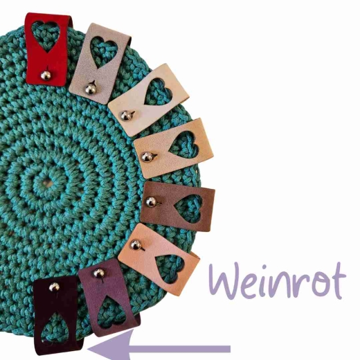 Pin unten Label groß mit ausgestanztem Herz in der Farbe Weinrot