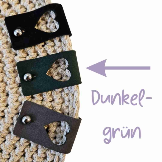 Pin unten Label groß mit ausgestanztem Herz in der Farbe Dunkelgrün