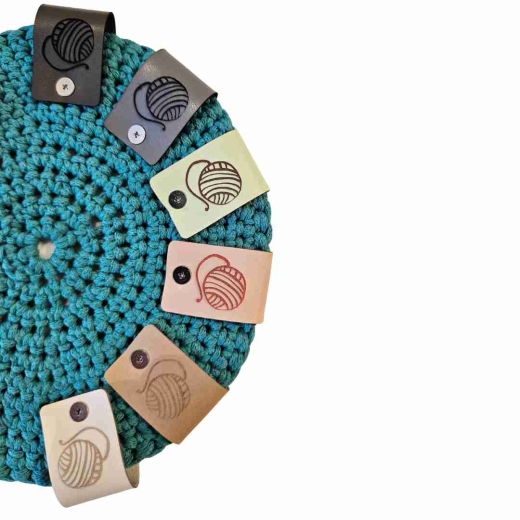 Pin unten Label groß hand made Farbe Grau