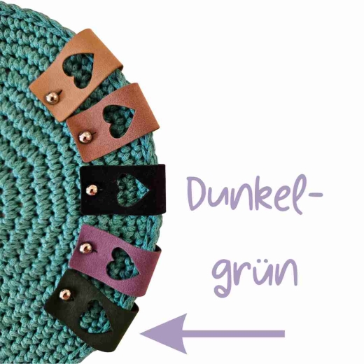 Pin oben Label groß mit ausgestanztem Herz – Farbe Dunkelgrün