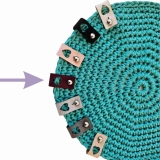 Label klein mit ausgestanztem Herz Farbe Weinrot