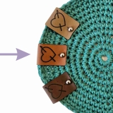 Pin unten Label groß Herz mit Häkelnadel Farbe Mittelbraun/Cognac