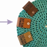 Pin unten Label groß Herz mit Häkelnadel Farbe Mittelbraun/Cognac