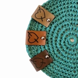 Pin unten Label groß Herz mit Häkelnadel Farbe Mittelbraun/Cognac