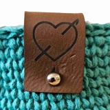 Pin unten Label groß Herz mit Häkelnadel Farbe Dunkelbraun