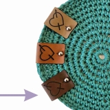 Pin unten Label groß Herz mit Häkelnadel Farbe Dunkelbraun