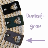 Pin unten Label groß mit ausgestanztem Herz in der Farbe Dunkelgrau