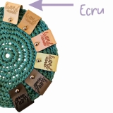 Pin unten Label groß hand made Farbe Ecru