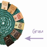 Pin unten Label groß hand made Farbe Grau