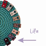 Pin unten Label klein mit ausgestanztem Herz in der Farbe Lila