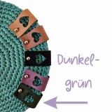 Pin oben Label groß mit ausgestanztem Herz – Farbe Dunkelgrün