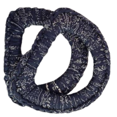 Taschenhenkel aus Kunststoff mit blauem Textilgarn umhäkelt