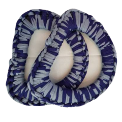 Taschenhenkel aus Kunststoff mit blauem Textilgarn umhäkelt